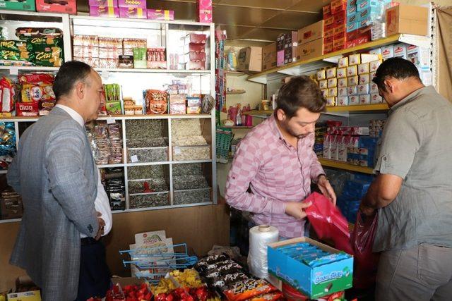 Mahalle bakkalından aldığı gıda ürünlerini ihtiyaç sahiplerine dağıttı