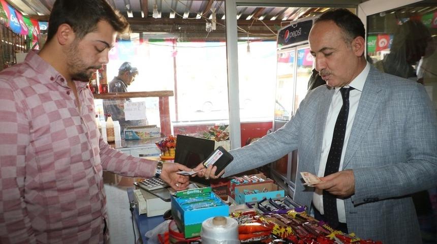 Mahalle bakkalından aldığı gıda ürünlerini ihtiyaç sahiplerine dağıttı