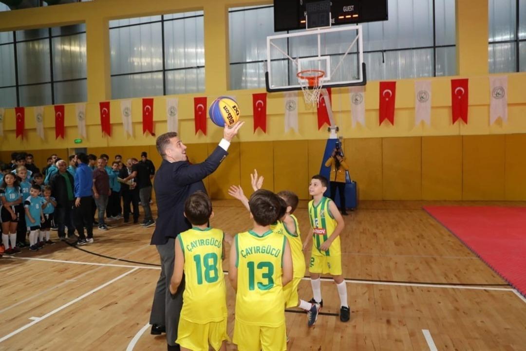 Gaziosmanpaşa&rsquo;da amat&ouml;r spor kul&uuml;plerine malzeme desteği