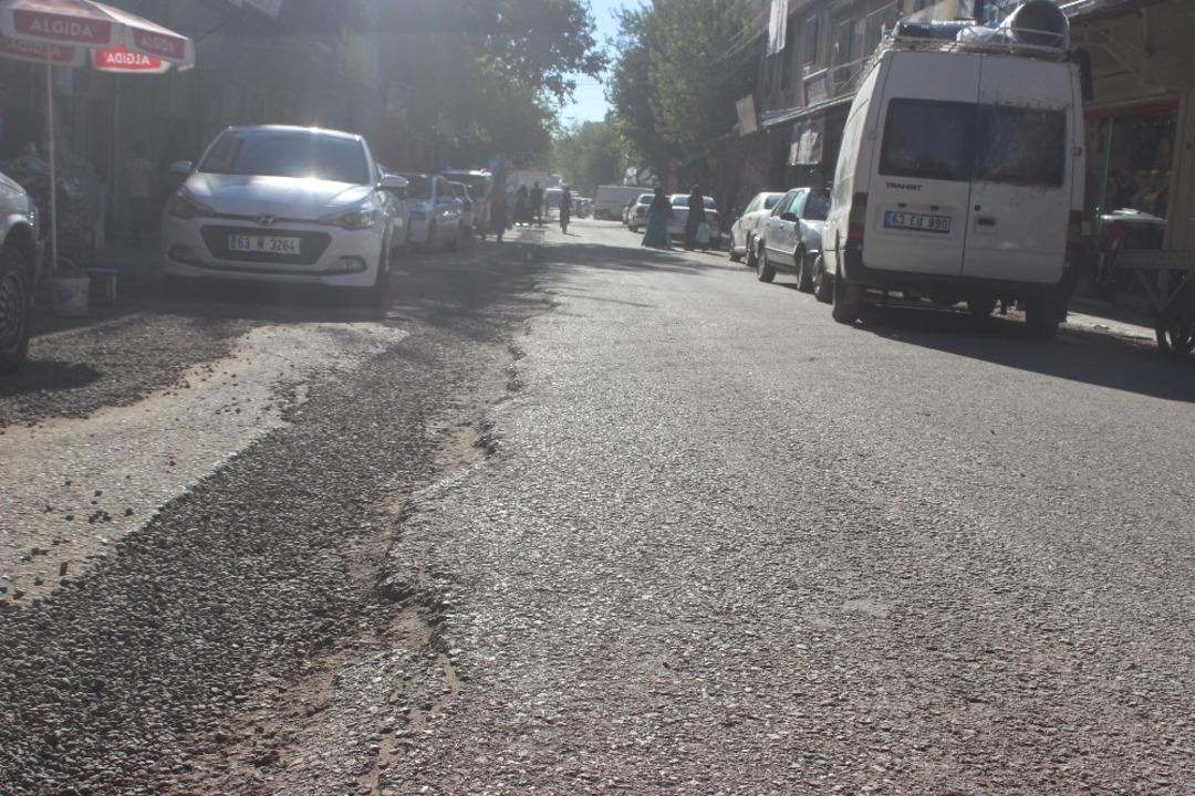 (&Ouml;zel) En işlek caddede 4 aydır bitmeyen &ccedil;alışmalar esnafı bezdirdi