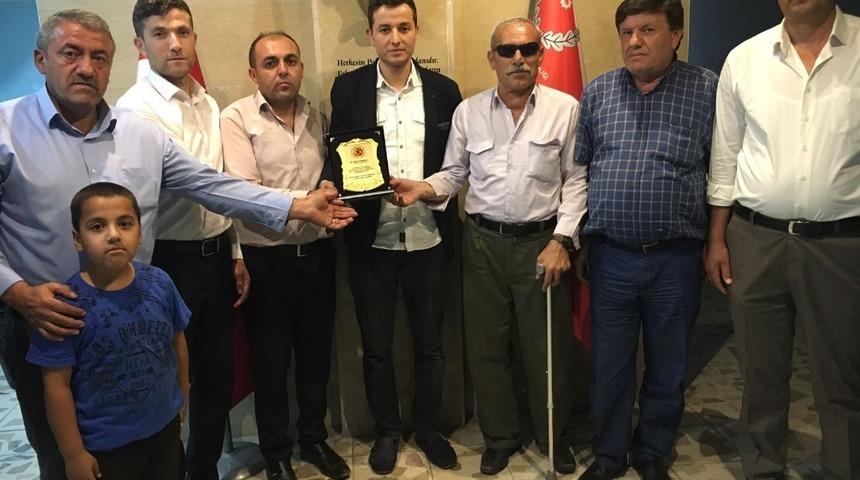 Şehit yakınlarından komisere teşekk&uuml;r plaketi