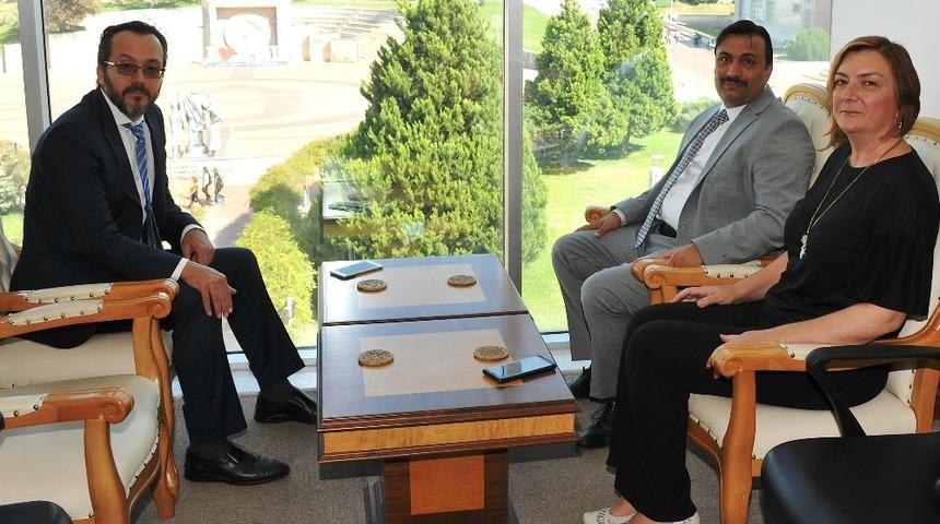 İzmir Milletvekili Cemal Bekle, Rekt&ouml;r Bircan&rsquo;ı ziyaret etti