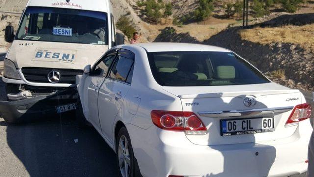 Otomobil ile yolcu minibüsü çarpıştı: 4 yaralı