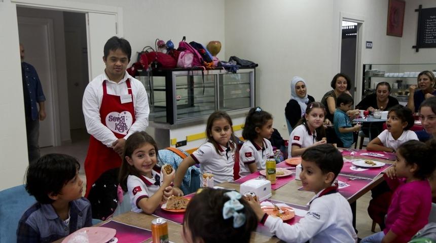Minik &ouml;ğrencilerin &ldquo;Sevgi Kafe&rdquo; keyfi