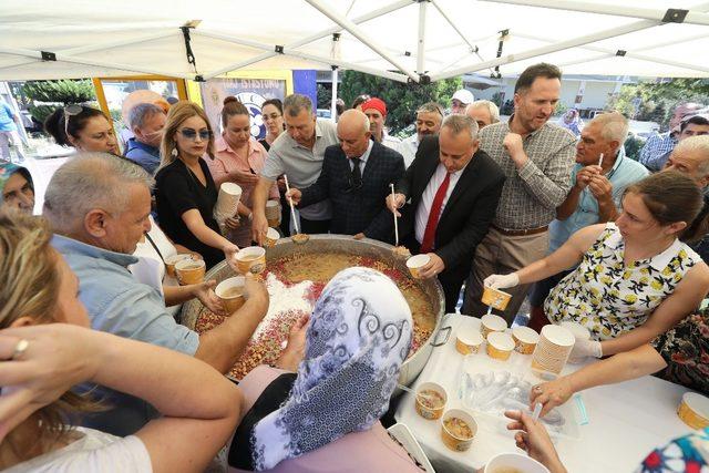 Buca’da onlarca kişiye aşure dağıtıldı