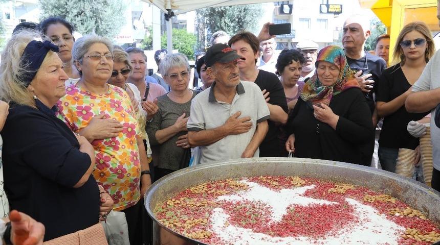 Buca&rsquo;da onlarca kişiye aşure dağıtıldı