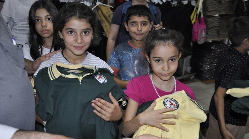 Hayırsever iş adamı 300 &ccedil;ocuğun y&uuml;z&uuml;n&uuml; g&uuml;ld&uuml;rd&uuml;