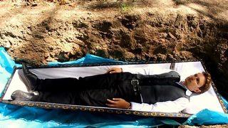 Hastalarını tedavi etmek için canlı canlı gömüyor!