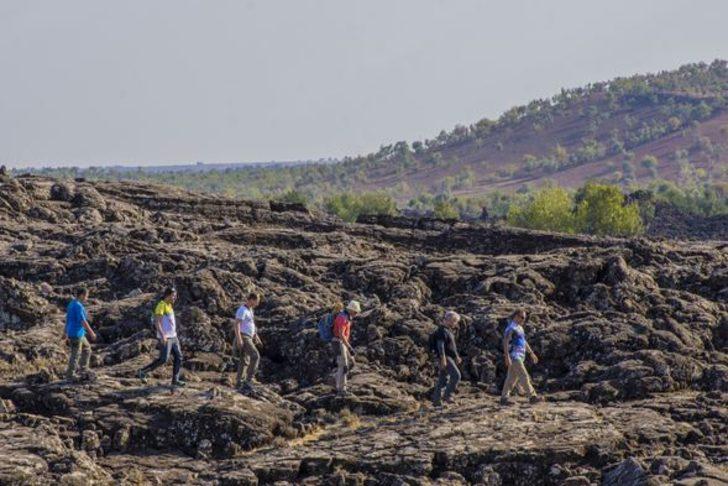 Doğa tutkunları lav yolunda yürüyor  G1