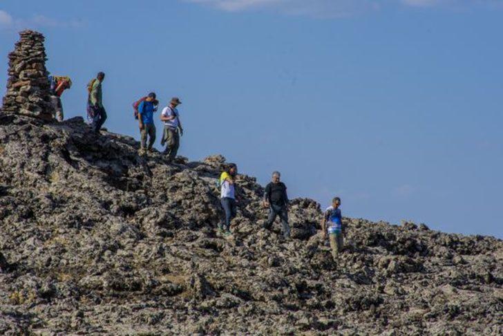 Doğa tutkunları lav yolunda yürüyor  G3