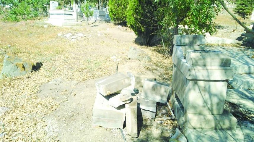 Magandalar mezarlık &ccedil;eşmelerini kırdı