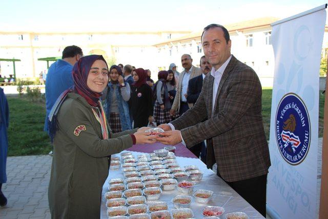 Erzincan’da  15 bin öğrenciye aşure ikramı yapıldı