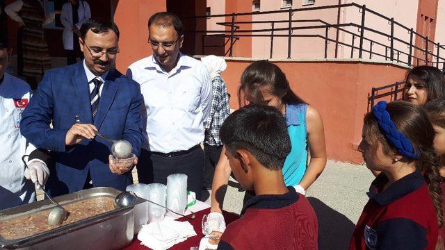 Erzincan’da  15 bin öğrenciye aşure ikramı yapıldı