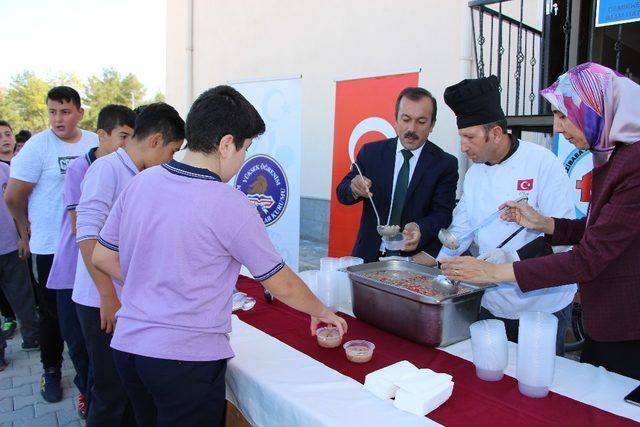 Erzincan’da  15 bin öğrenciye aşure ikramı yapıldı