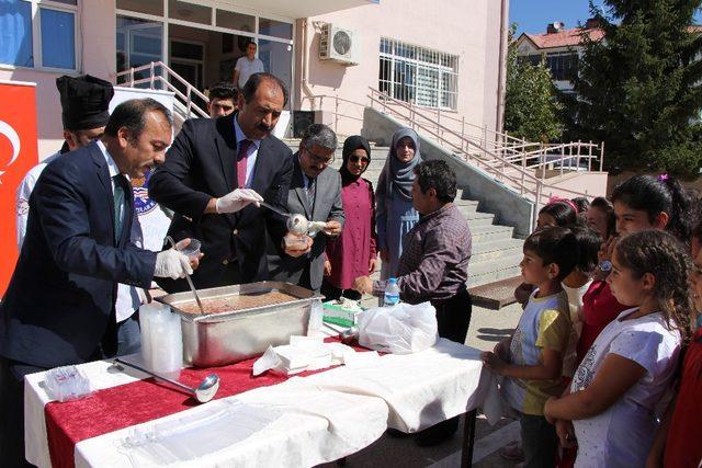 Erzincan’da  15 bin öğrenciye aşure ikramı yapıldı