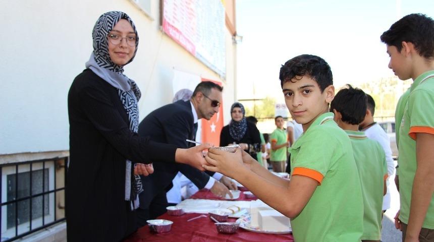 Erzincan&rsquo;da  15 bin &ouml;ğrenciye aşure ikramı yapıldı