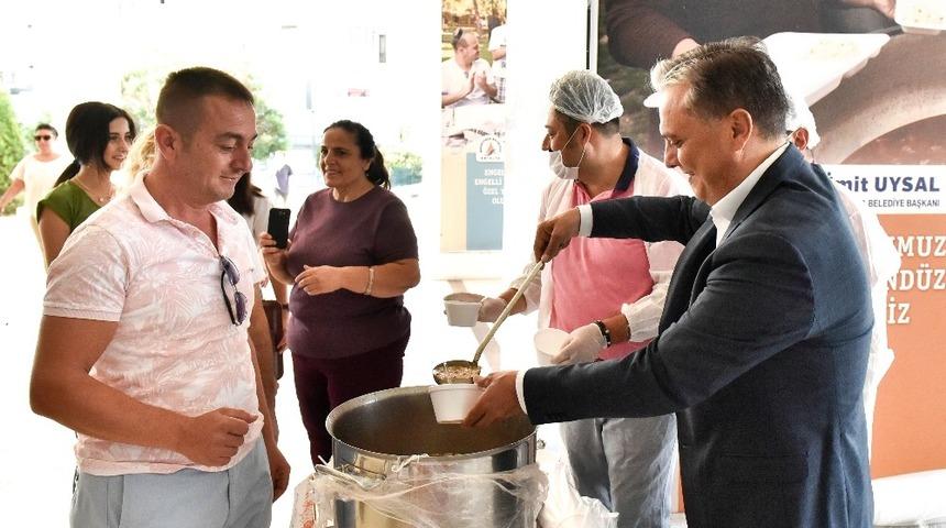 Başkan Uysal aşure dağıttı