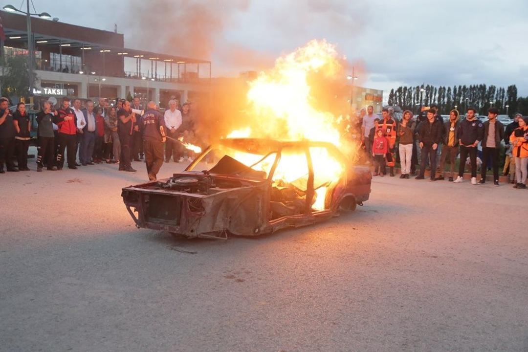 K&uuml;tahya&rsquo;da itfaiye ekiplerinden nefes kesen tatbikat