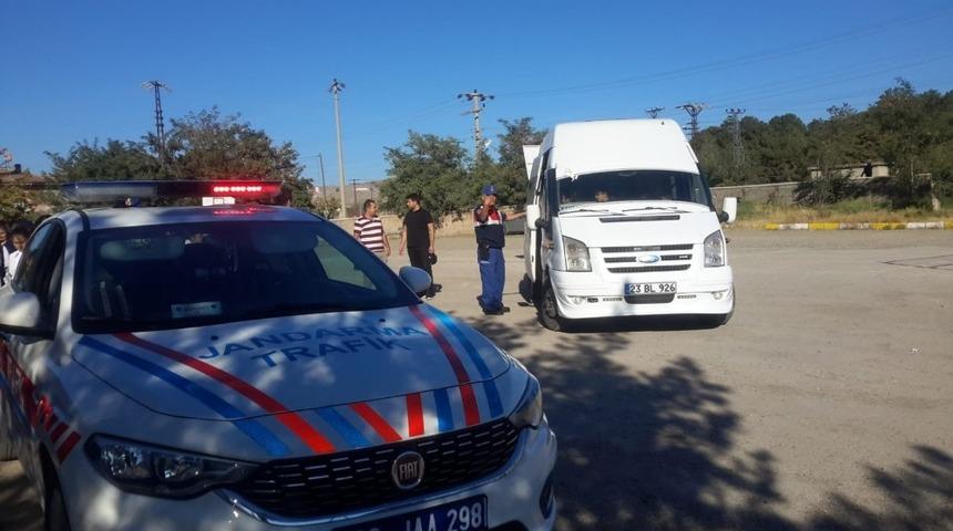 Jandarma ekipleri okul &ccedil;evresi ve servislerini denetledi