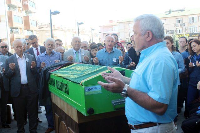 Vefat eden duayen avukata Baro Başkanlığı önünde tören