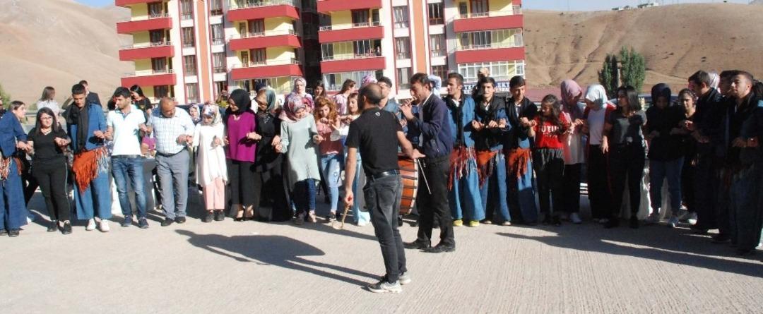 &Uuml;niversite &ouml;ğrencilerine davullu zurnalı karşılama