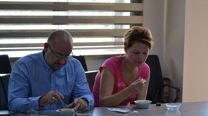 Ekinci, Polonya, İtalya ve Portekizli misafirlere aşure ikram etti