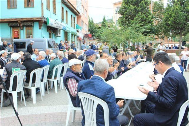 Osmaneli çarşı esnafının geleneksel aşure dağıtımı bu yıl da yapıldı