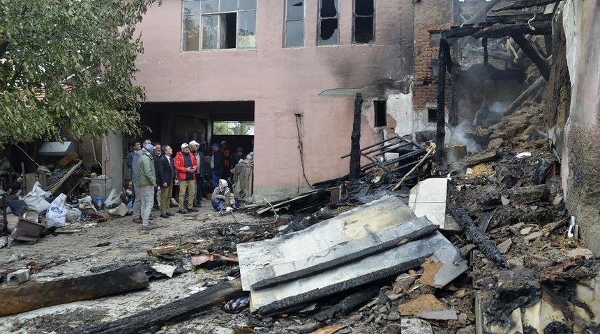 Ata&ccedil;&rsquo;tan evi yanan aileye ziyaret