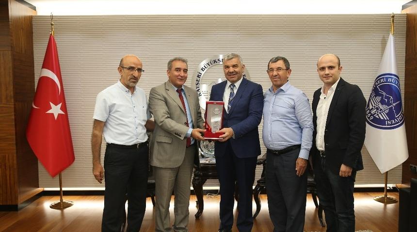 Başkan &Ccedil;elik: &ldquo;Şehre fayda sağlayanların yanındayız&rdquo;