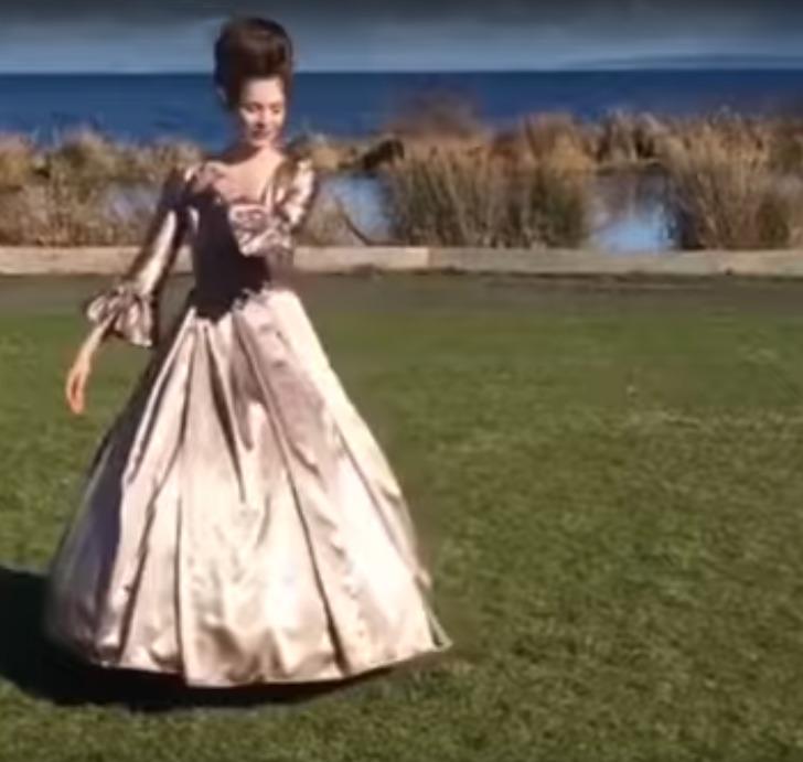 Sosyal medya bu elbiseyi konuşuyor! İzlediğinizde siz de hak vereceksiniz