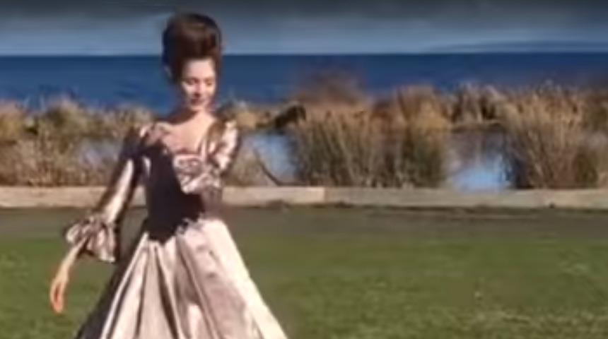 Sosyal medya bu elbiseyi konuşuyor! İzlediğinizde siz de hak vereceksiniz