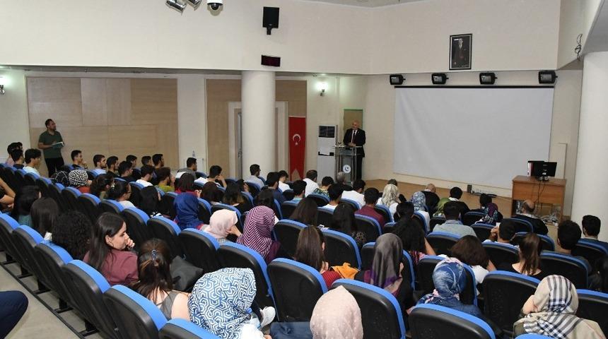 Rekt&ouml;r G&ouml;n&uuml;ll&uuml; geleceğin diş hekimleri ile buluştu