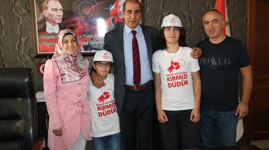 &lsquo;Kırmızı D&uuml;d&uuml;k&rsquo; kampanyasına katılan &ccedil;ocuklara bisiklet