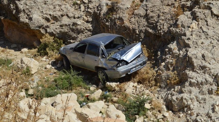 Besni&rsquo;de otomobil şarampole yuvarlandı: 1 Yaralı