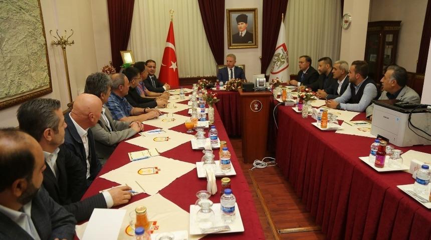 Vali G&uuml;l&rsquo;den ekmeğe zam yapmayan fırıncılara teşekk&uuml;r