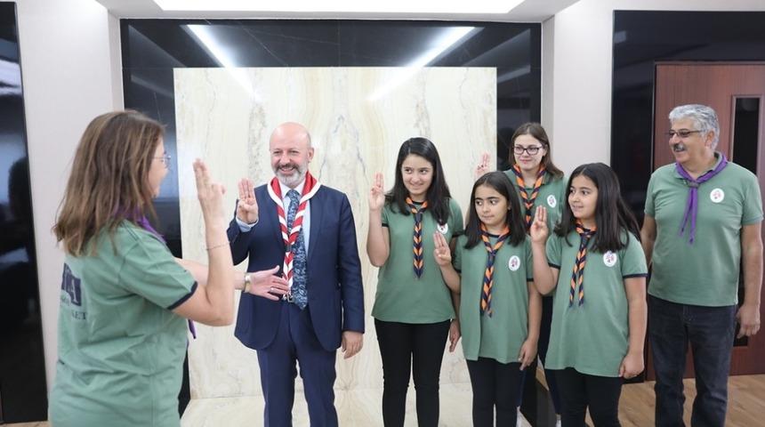 Başkan Çolakbayrakdar izcilerle birlikte