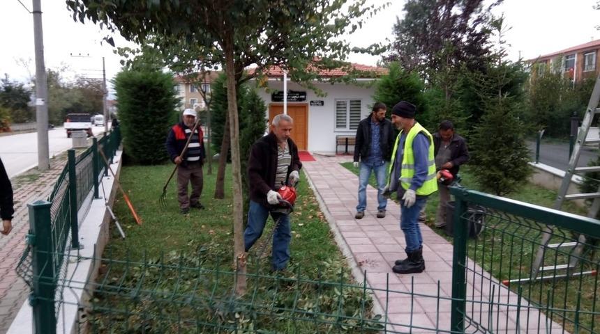 Park ve bah&ccedil;elerde budama yapılıyor