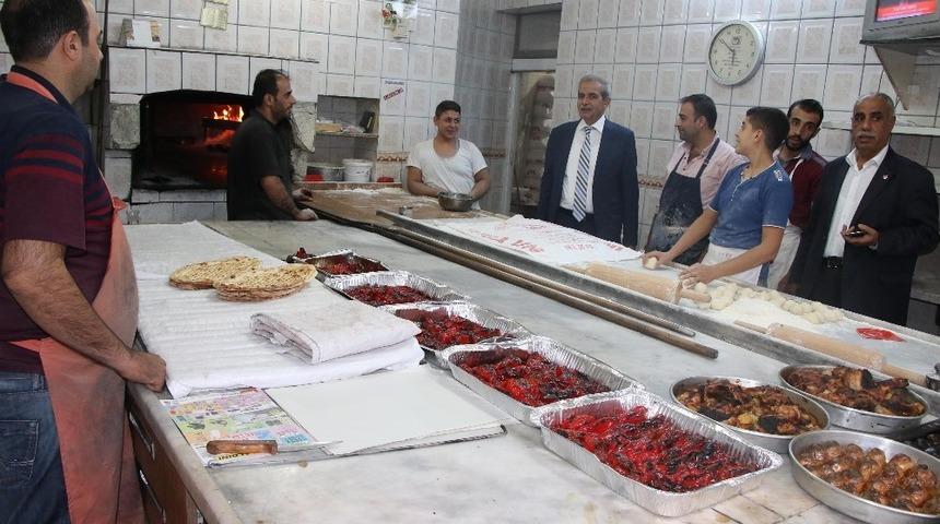 Demirkol, mahalle gezilerini s&uuml;rd&uuml;r&uuml;yor