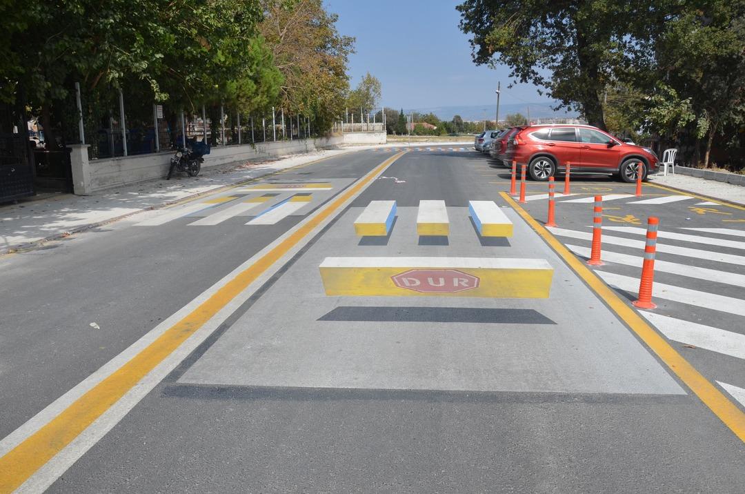 S&uuml;r&uuml;c&uuml;ler bu yaya ge&ccedil;idini g&ouml;r&uuml;nce mecburen yavaşlıyor 