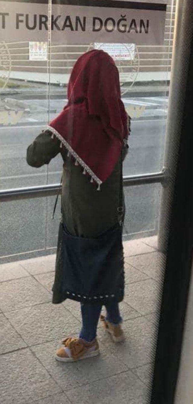 Kadın &ouml;ğretmen, tramvayda uyardığı kadının saldırdığı iddiasıyla şikayet&ccedil;i oldu 3