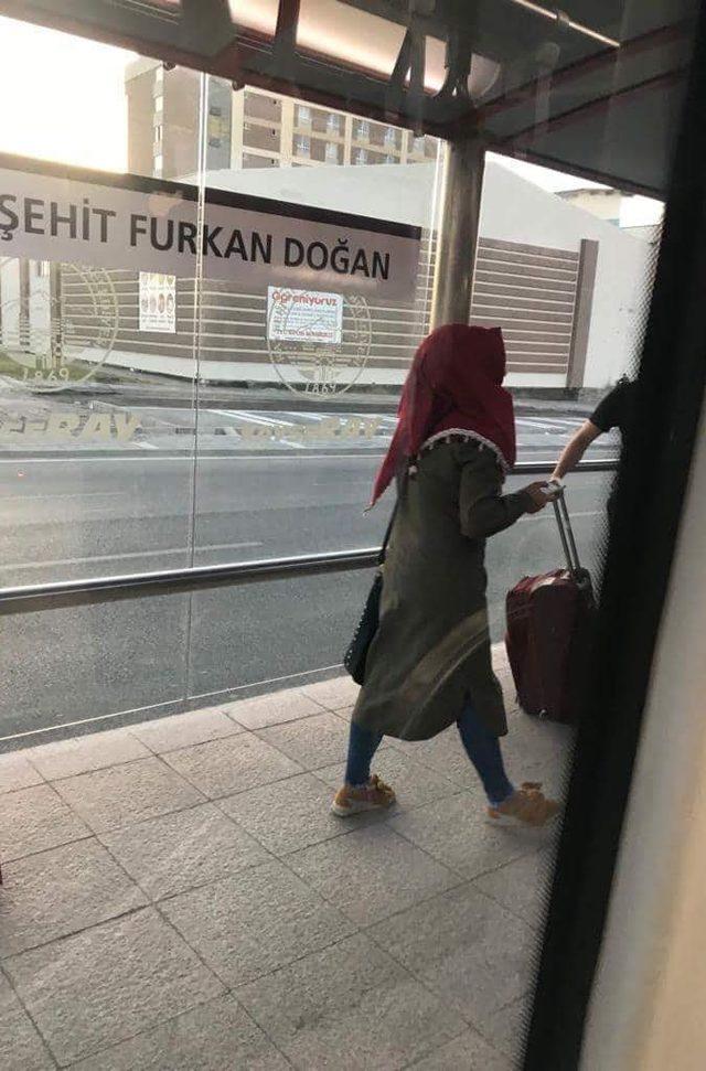 Kadın &ouml;ğretmen, tramvayda uyardığı kadının saldırdığı iddiasıyla şikayet&ccedil;i oldu 4