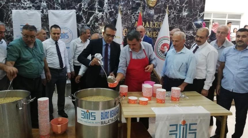 Malatya b&uuml;ro memur sen tarafından aşure dağıtıldı