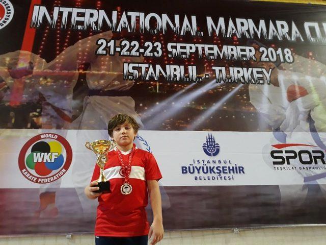 Foçalı minik karateci İstanbul’dan iki madalyayla döndü