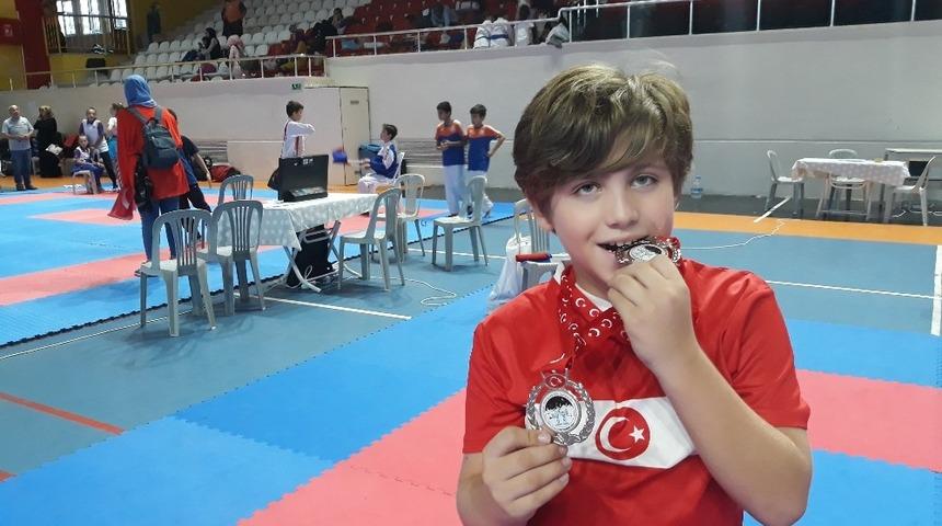 Fo&ccedil;alı minik karateci İstanbul&rsquo;dan iki madalyayla d&ouml;nd&uuml;