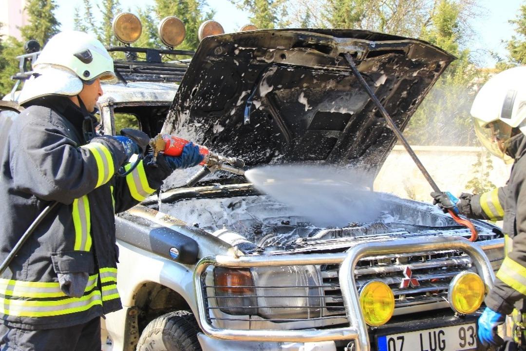 &Uuml;niversite Kamp&uuml;s&uuml;nde ara&ccedil; yangını -