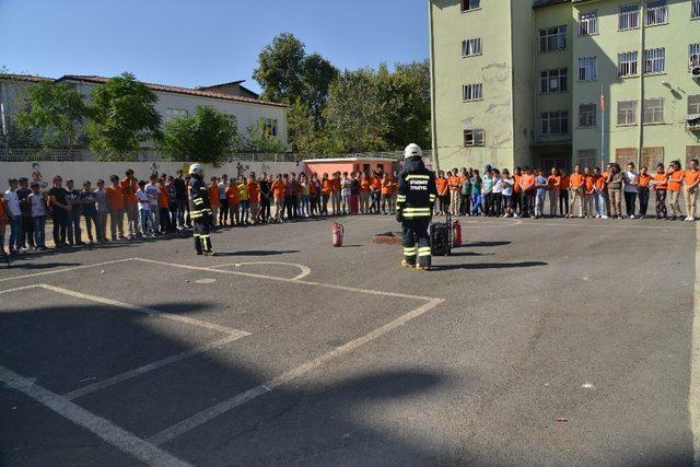 Büyükşehir’den öğrencilere itfaiye eğitimi