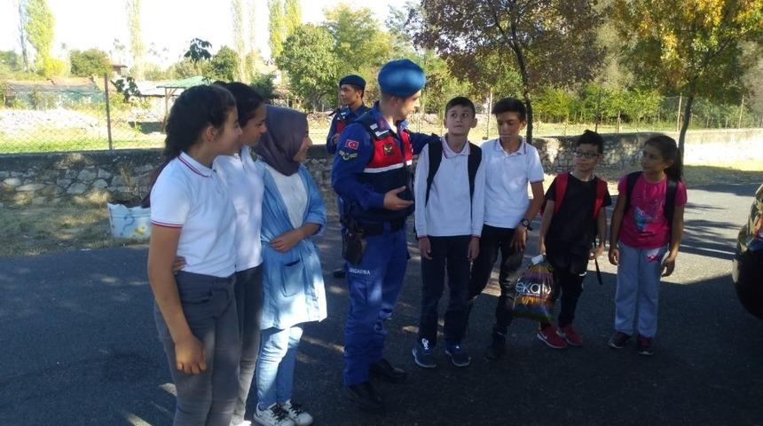 Jandarma ekiplerinden &ccedil;ocuklar i&ccedil;in &lsquo;Huzur&rsquo; uygulaması