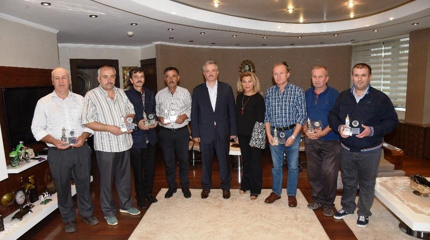 Emekli olanlara plaket verildi