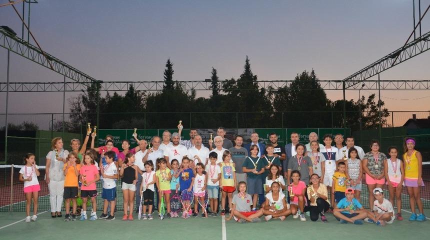 Kortların şampiyonları &ouml;d&uuml;llendirildi