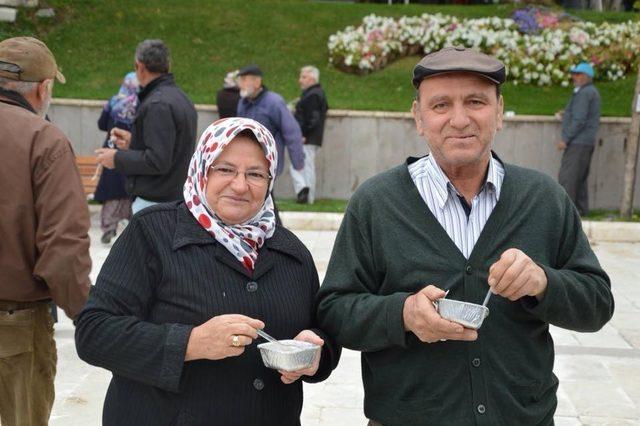 Sivrihisar Belediyesinde vatandaşlara aşure ikramı